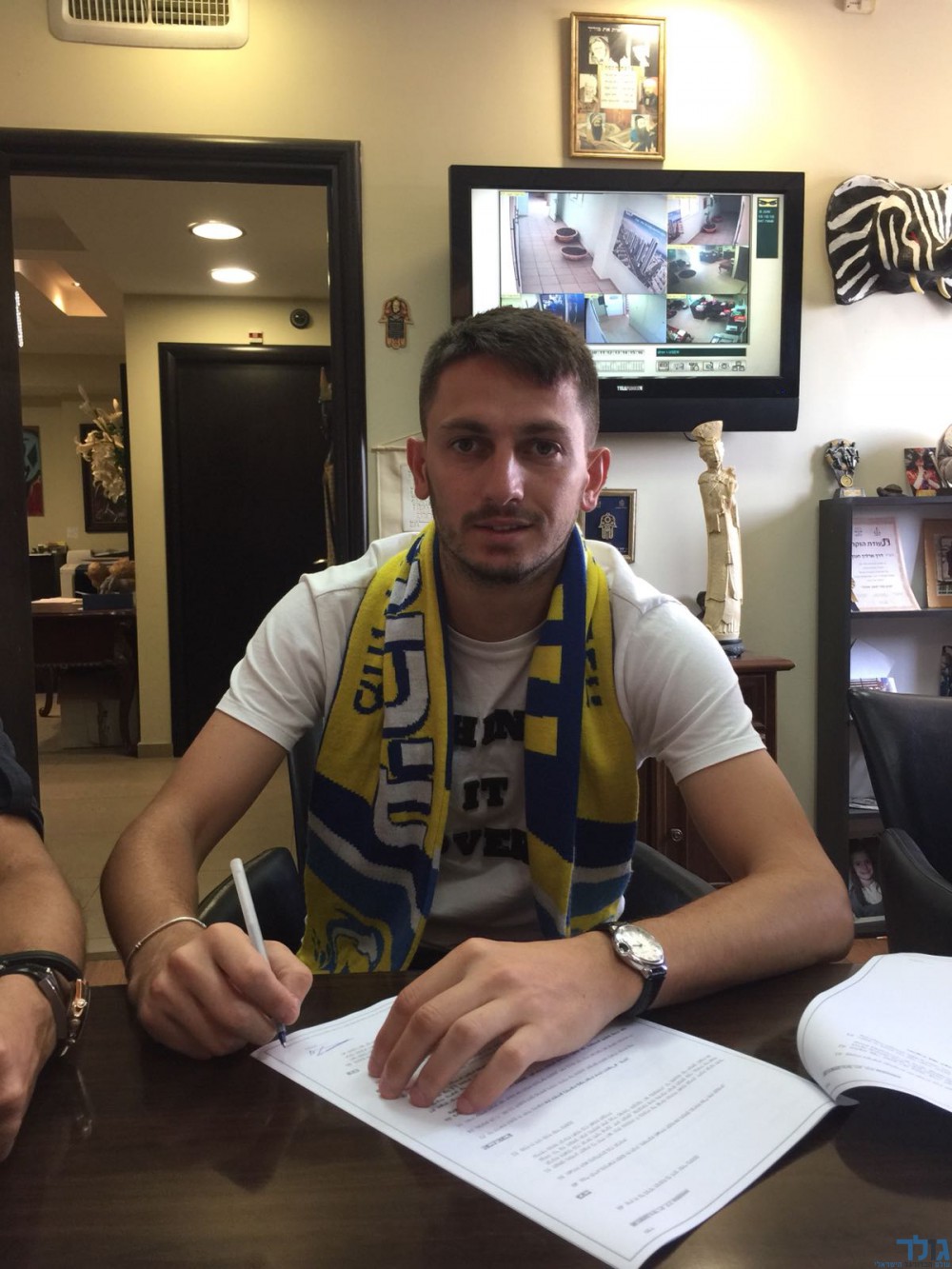 מישל רוס במעמד החתימה.