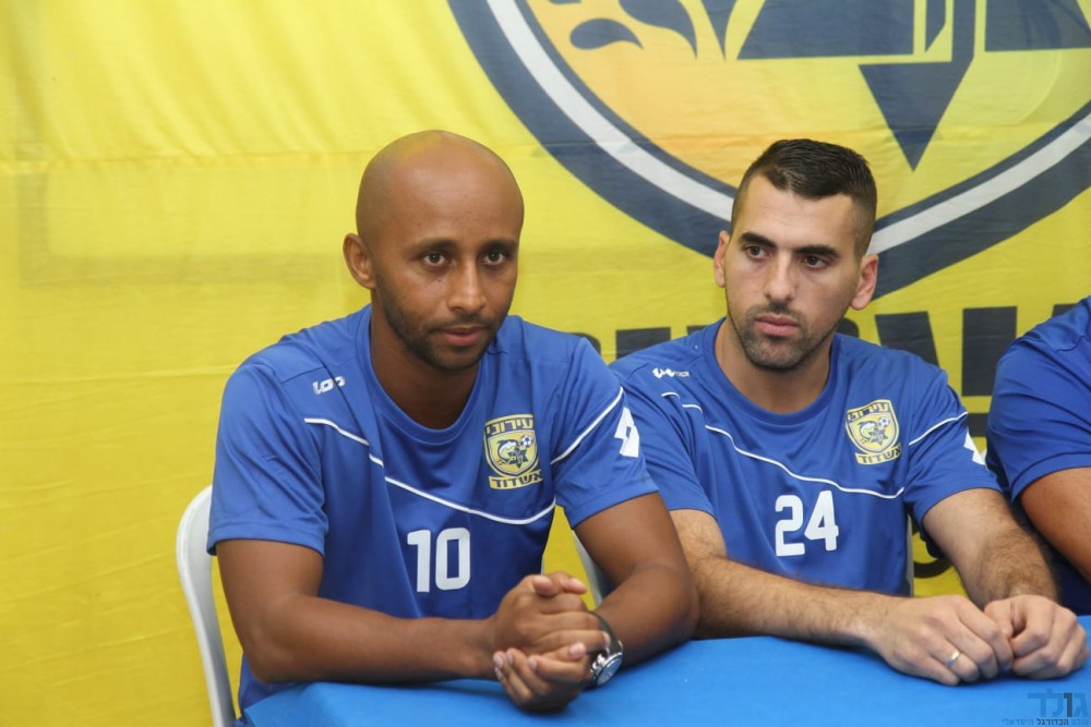 ברוך דגו במסיבת העיתונאים אחרי שחתם לעונה נוספת בקבוצת נעוריו. (צילום:מוטי קדוש)