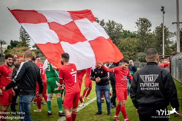 שחקני טייבה חוגגים (צילום: אמיר חאג' יחיא)